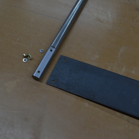 Stiffening plate mounts on guide rod flat.